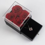 Joyero con mini rosas preservadas rojas y collar