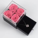 Joyero con mini rosas preservadas Rosadas y collar