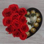 Corazón mini de rosas  con fresas y ferreros - Image 2